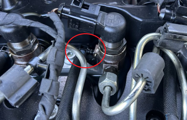 Das Bild zeigt den Motor eines Golf 6 TDI bei dem eine Rücklaufleitung aus einem der Injektoren herausgerutscht ist.