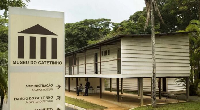Museu do Catetinho, com placa indicando a localização da administração, do palácio e dos banheiros.