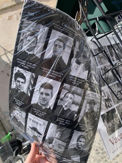 Hinterseite eines Pinup-Kalenders, in dem für jeden Monat ein mutmasslich gut aussehender Priester dargestellt wird. Die Portraits sind in Priesterkleidung und in schwarz-weiss.