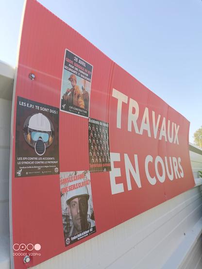 Affiches contre les accidents du travail sur un panneau "Travaux en cours"