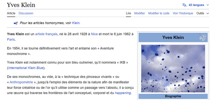 Copie d'écran de l'article Wikipédia en français sur Yves Klein, artiste français renommé pour ses créations monochromes et son bleu breveté « IKB » (International Klein Blue). L'image présente le début de sa biographie, mentionnant ses innovations artistiques et ses techniques uniques, avec une photo associée dans la section latérale.
