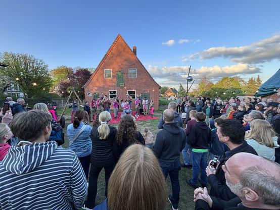 Die Tinitussi vor unserer Scheune und Publikum