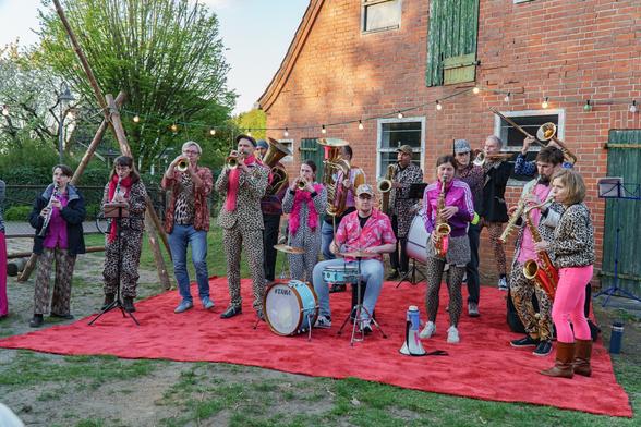 Die Tinitussi vor unserer Scheune