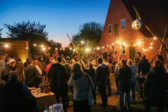 Band und Publikum in der Abenddämmerung im Schein der Lichterketten