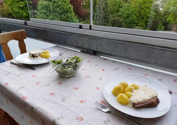 Der Tisch im Wintergarten ist gedeckt.