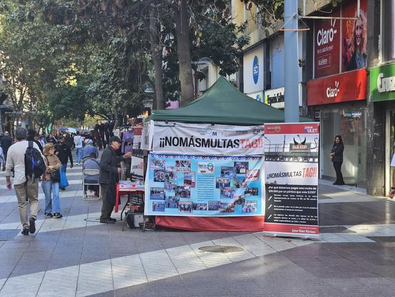 Un toldo verde con publicidad en color rojo, cuyo texto dice "¡¡NOMÁSMULTASTAG!!"
