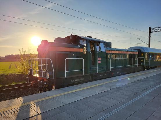 Unsere Lok bei Sonnenuntergang im Bahnhof Budzyń.