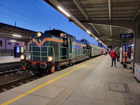 TurKol-Sonderzug im Bahnhof Poznań Główny.