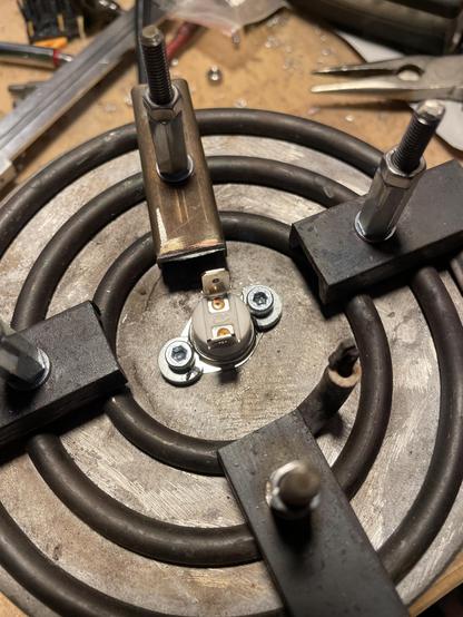 was letzten Endes daraus wurde. Zwei der Gewindestangen mussten ersetzt werden. für die 5mm Gewindestangen habe ich 4,5mm Bohrungen gemacht und da die Gewindestangen rein gezwungen/geschraubt. Mit Glück verklemmen sie sich dauerhaft im Aluminium. Durch Gewindeverbinder nutze ich mehr von dem hinfälligen Gewinde der alten Gewindestangen und kann so ausreichend Druck auf die Heizspirale ausüben. Nach oben ragen neue Gewindestangen aus den Verbindern heraus