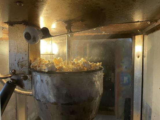 Hier ist der Topf it noch nicht ganz endgültiger Verkabelung wieder zusammen gebaut und macht einen Probelauf. Es quillt Popcorn aus dem Topf heraus. Das neue Thermostat arbeitet präzise und gut - eine Offenbarung im Vergleich zu dem altertümlichen Thermostat, das sehr zittrig echaltget hat und of nicht mehr genau den Arbeitspunkt getroffen hat so das das Popcorn zuverlässig hätte platzen können.