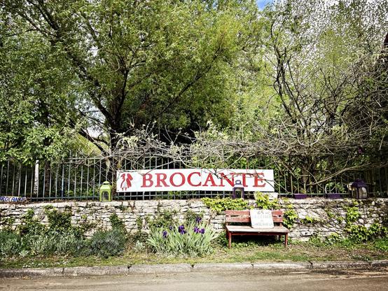 Entrée de la brocante par le jardin puis ensuite, ça semble tout petit mais il y a pleins de choses et de très belles trouvailles