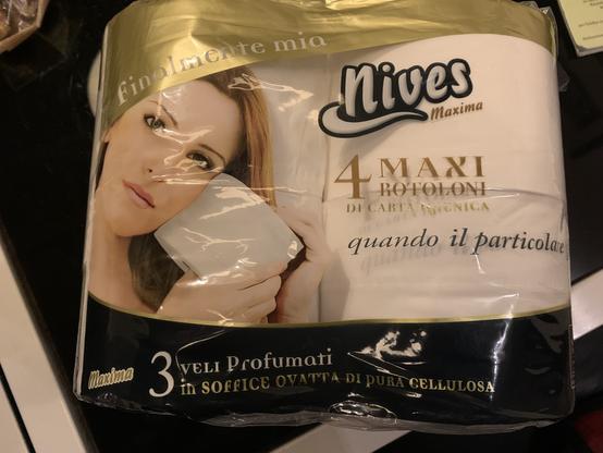 Eine Packung WC-Papier mit vier Rollen Inhalt der italienischen Marke Nives maxima. Darauf abgebildet eine Frau, welche eine Rolle WC-Papier an ihre Backe schmiegt. Der Claim lautet endlich mein und wenn das besondere den Unterschied ausmacht.