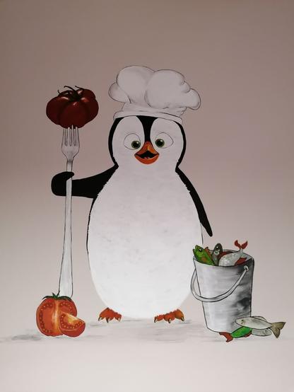Ein gemaltes Bild an einer Wand. Dargestellt ist ein Pinguin, der eine Kochmütze trägt und in der rechten Hand eine Gabel aufrecht stehend hält. An der Gabel ist eine Tomate aufgespießt. Links neben dem Pinguin steht ein Blecheimer in dem Fische liegen.