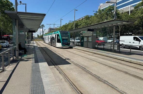 El tramvia de Barcelona, aturat i sense tensió elèctrica a causa de l'avaria generalitzada a tota la Península (3Cat)