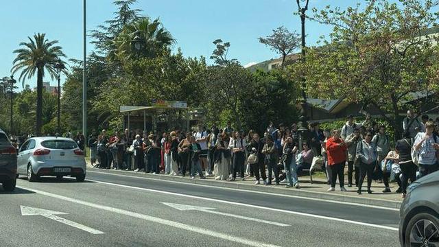 Cues a una parada d'autobús a la Diagonal de Barcelona (3Cat)