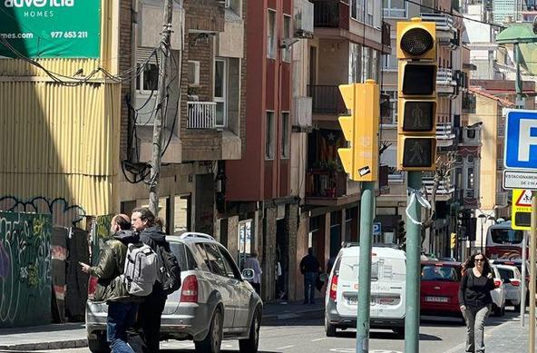 Un semàfor a Tarragona, fora de servei a causa del tall elèctric generalitzat (3Cat)