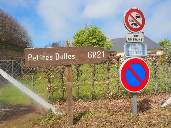 SIgn from Saint-Martin-aux-Buneaux, indicating the GR21 walking route.