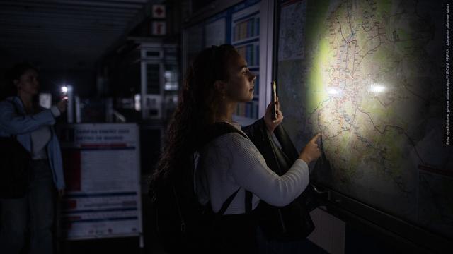 Eine Frau leuchtet mit der Taschenlampe ihres Handys einen Plan des Madrider (Spanien) U-Bahn-Netzes während eines massiven Stromausfalls aus. (Foto: dpa Bildfunk, picture alliance/dpa/EUROPA PRESS | Alejandro Martínez Vélez)