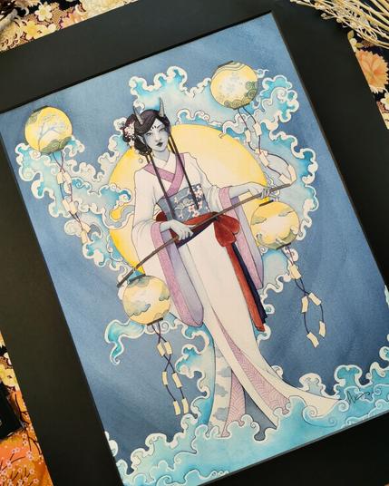 Une aquarelle dans des tons bleus représentant une femme cornue à la peau bleue, vêtue d'un kimono blanc. Derrière elle un astre jaune entouré de brume. La femme porte des lanternes en papier où sont accrochés des parchemins magiques.