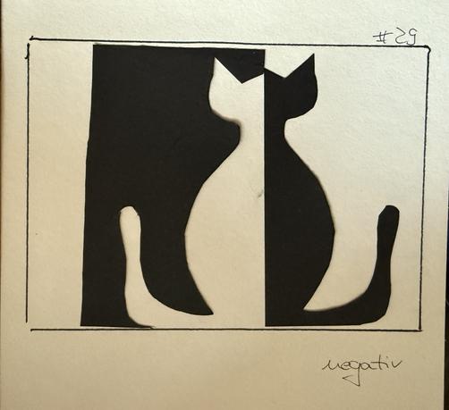 Eine halbe Katze aus schwarzem Tonkarton ausgeschnitten, aber der Länge nach halbiert und das ausgeschnittene Stück daneben geklebt. So entstand eine ganze Katze, halb schwarz und halb weiß mit dem Rest Papier.