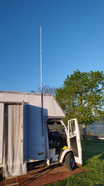Vue rapprochée de l'emplacement de l'antenne, la protection étant en fibres, de couleur blanche au sommet d'un support en pvc gris