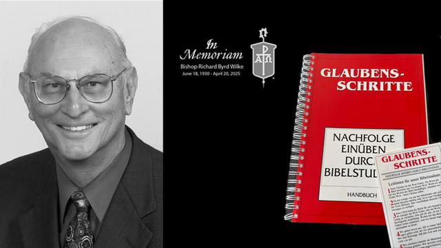 Links: Ein älterer Mann mit Stirnglatze und Brille lächelt freundlich. Mitte: Name und Lebensdaten von Bischof Wilke und das Bischofszeichen. Rechts: Ein Handbuch von »Glaubensschritte« mit Spiralbindung und eine Seite dieses Handbuchs.