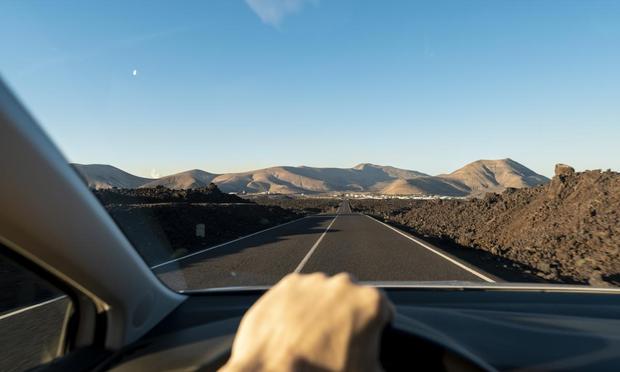 Una mano en un volante. (MARCO BOTTIGELLI / Getty Images)