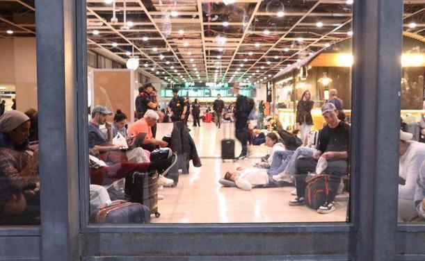 200 persones han passat la nit a l'estació de Sants-Barcelona per l'aturada de servei ferroviari (Laura Fígols)