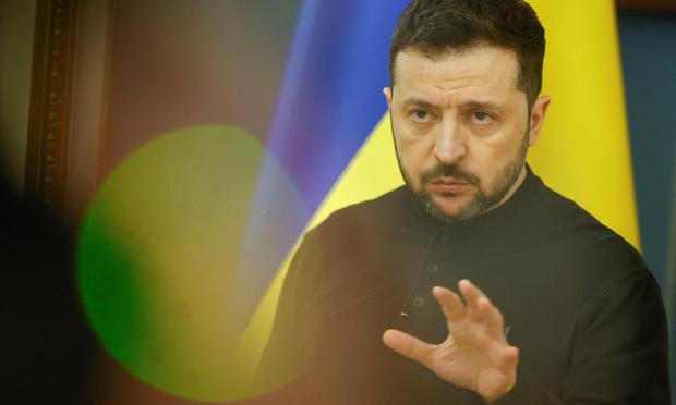 Volodimir Zelnski habla a la prensa tras un ataque de Rusia con drones contra la capital de Ucrania, Kiev, el 25 de marzo de 2025. (Valentyn Ogirenko / REUTERS)