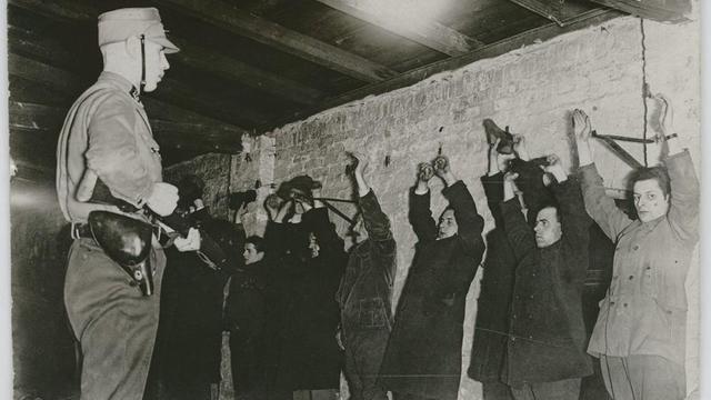 Verhaftung von Kommunist_innen durch SA in Berlin am 6.3.1933, am Tage nach den Reichstagswahlen. (Foto: Bundesarchiv, Bild 102-02920A / Georg Pahl / CC-BY-SA 3.0)