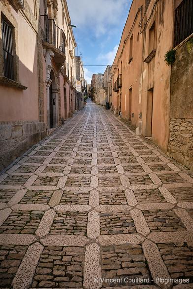 Ruelle médiévale pavée à Erice sur la côte ouest de la Sicile.