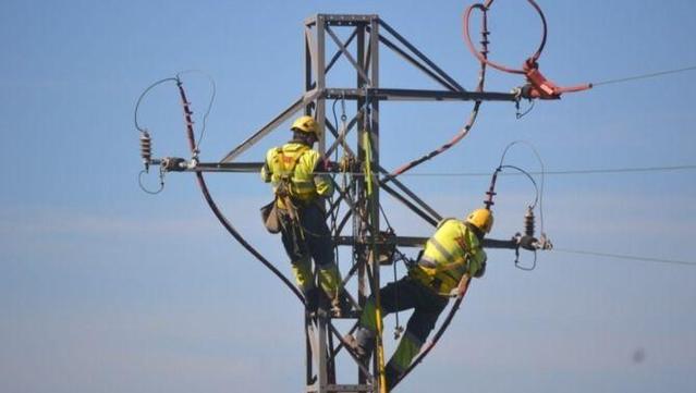 Operaris en una torre elèctrica a les Canàries (Europa Press/Consejería Canaria de Transición Ecol)
