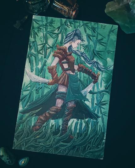 Illustration à l'encre acrylique d'une guerrière-voleuse agile, tenant deux lames courbes, se déplaçant furtivement à travers une dense forêt de bambous aux nuances de vert.