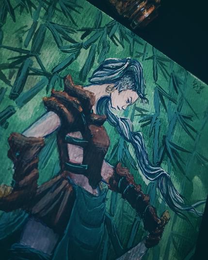 Illustration à l'encre acrylique d'une guerrière-voleuse agile, tenant deux lames courbes, se déplaçant furtivement à travers une dense forêt de bambous aux nuances de vert.