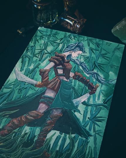 Illustration à l'encre acrylique d'une guerrière-voleuse agile, tenant deux lames courbes, se déplaçant furtivement à travers une dense forêt de bambous aux nuances de vert.