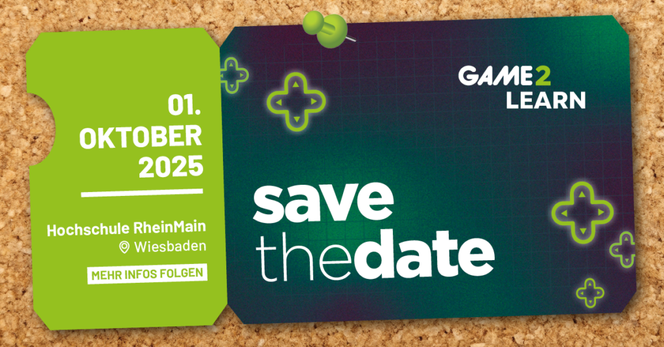 Auf eine Pinnwand ist eine grüne Karte gepinnt. Auf dieser steht "Save the date - Game2Learn. 1. Oktober 2025 - Hochschule RheinMain"