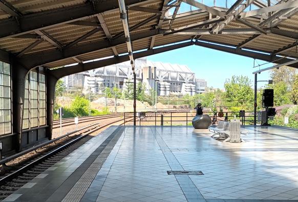 Bahnhof Westkreuz mit Blick auf abgerissene Brücke