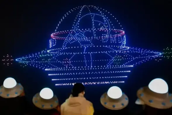<p>ドローンショーのパイオニア企業「深圳大漠大智控技術（Shenzhen DAMODA Intelligent Control Technology）」（以下、DAMODA）が今年1月にシリーズAで数億元（数十億円超）を調達した。同創偉業（Cowin Capital）が出資を主導し、招銀国際（CMB International）や深圳市高新投集団（SZHTI）などが参加した。資金はAI搭載製品の開発や海外市場開拓に用いられる。</p>
<p>多数のドローンを使って空中にイラストを描き出すDAMODAの技術が、世界の注目を集めている。2024年9月には1万197機のドローンを使用した演出に成功し、「1台のコンピューターで制御されたドローンの同時飛行数」と「フォーメーションを組んだドローン数」でギネス世界記録を更新した。同社の演出動画には、米EV大手テスラのイーロン・マスクCEOも反応し、X（旧Twitter）で「Impressive！（感動的だ！）」と称賛のコメントを寄せた。</p>
<figure class="wp-caption aligncenter" style="width: 3840px;"><img alt="" height="2160" src="https://img.36krcdn.com/hsossms/20250105/v2_a96036856c834058869b94210e53204b@6022551_oswg2641099oswg3840oswg2160_img_jpg?x-oss-process=image/quality,q_80/format,jpg/interlace,1" width="3840" /><figcaption class="wp-caption-text">ドローンショー（画像はDAMODA提供）</figcaption></figure>
<h3>ドローンショーの盛り上がり</h3>
<p>DAMODAは2016年に設立され、ドローンや飛行制御システム、地上ステーションなどを統合したドローンショー向けシステムをメインに手がけている。保有する独自の知的財産権は100件以上に上る。</p>
<p>ドローンショーとは、多数のドローンを駆使して、空中にイラストや文字、アニメーションを描き出すエンターテインメントだ。音響や照明技術と組み合わせることで、壮大な演出を実現する。DAMODAは中国のドローンショーの草分け的存在として、すでに中国の観光地やテーマパーク計100カ所以上でパフォーマンスを披露した。</p>
<p>例えば、広東省珠海市にある水族館・珠海長隆海洋王国では、世界初となるテーマパークでの常設ドローンショーを毎晩8時から実施している。また、2024年の国慶節の大型連休中は、深圳市の5つの区で1万機ものドローンを使ったショーを毎日開催し、多くの観客を魅了した。</p>
<p>これまでにDAMODAが実施したドローンショーは1万回を超え、延べ数百万人を楽しませている。</p>
<figure class="wp-caption alignnone" style="width: 4510px;"><img alt="" height="3415" src="https://img.36krcdn.com/hsossms/20250105/v2_33ea80269bbf498fb535a00df7b5346f@6022551_oswg10730384oswg4510oswg3415_img_
