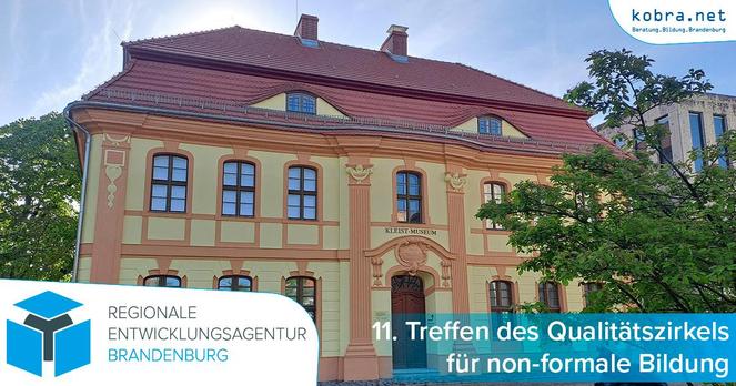 Außenansicht des Kleist-Museums in Frankfurt (Oder). Ein gelber zweitstöckiger Altbau mit orangfarbenen Stuckornamenten. Das Dacht hat zwei Ochsenaugenfenster. Vor dem Haus steht ein halb so hoher Baum.