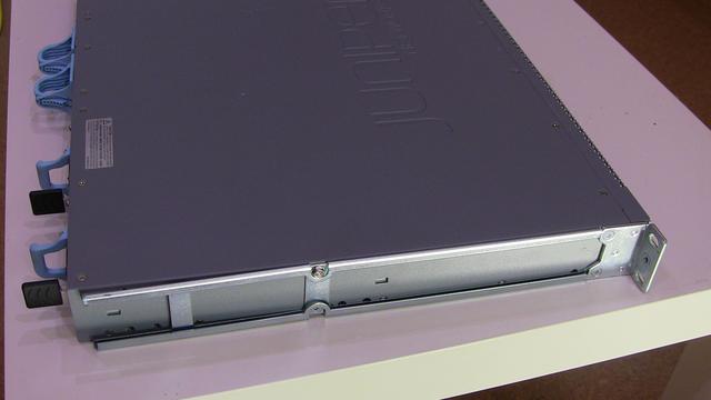 Gekürzte Schiene an Switch verschraubt