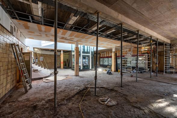 Foto der Schalterhalle an der Haltestelle Saarlandstraße mit abgetragenem Fußboden und teils ausgebauten Deckenplatten