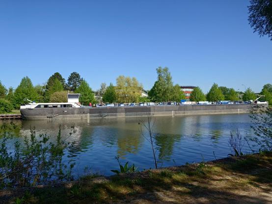 A cargo boat stationing in the river 
Trees on the other side
Sunny weather 


Running data
Distance 4.94 km
AVG pace 6:31
Duration 32:12