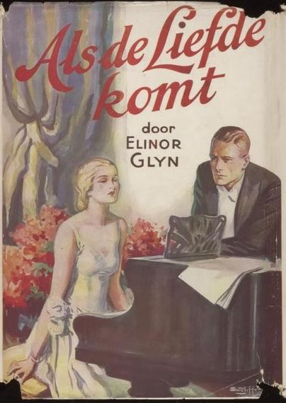 Stofomslag van "Als de liefde komt" door Elinor Glyn. Vrouw achter vleugelpiano, niet spelend, man leunend met ellebogen op vleugel.