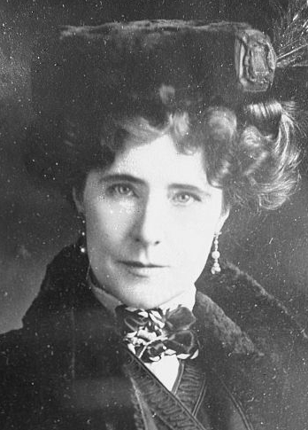 Fotoportret van Elinor Glyn. Bron: Wikimedia Commons, PD. Link: https://commons.wikimedia.org/wiki/File:Elinor_Glyn_02.jpg.