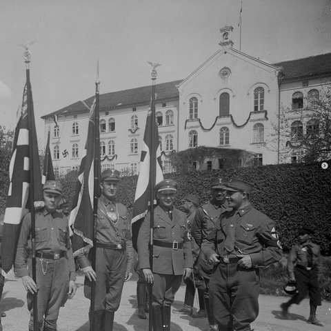 SA-Männer vor dem damaligen Fürst Carl-Landeskrankenhaus (heute Landratsamt Sigmaringen) am 1. Mai 1934 (Ausschnitt)
Signatur: LABW, StAS N 1/68 Nr. 22