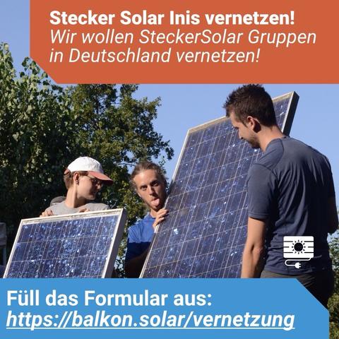 Foto von drei Menschen draußen vor grünen Baumkronen, die zwei polykristalline PV Module senkrecht in die Sonne halten. Ein Mensch streckt frech die Zunge raus und guckt in die Kamera.
Über das Bild sind zwei Textblöcke gelegt: Wir wollen SteckerSolar Inis vernetzen! und Füll das Formular aus: https://balkon.solar/vernetzung