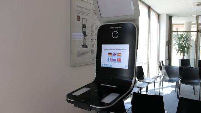 Ab Mai akzeptieren die Behörden nur noch digitale Bilder – doch die Umsetzung stockt
