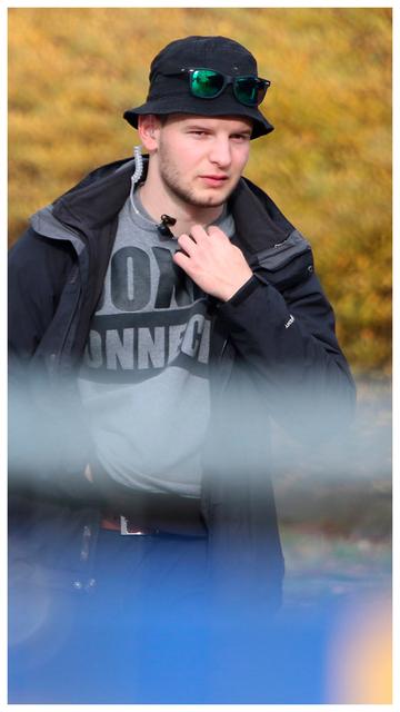 Nordulf Heise im November 2018 als Ordner beim neonazistischen 'Schild und Schwert Festival' als Ordner.
Schwarze Hose, grauer Pullover, schwarze Jacke, schwarzer Anglerhut. 
Um das Hochkantbild ist ein kleiner weißer Rahmen.
Bild: Pixelarchiv