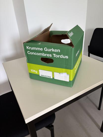 Leerer Karton beschriftet mit „Krumme Gurken“