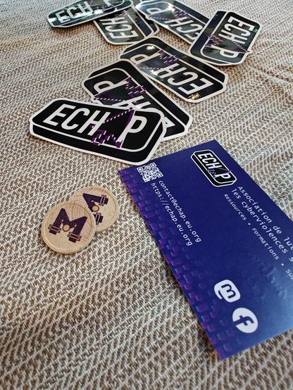 Deux jetons "mixette" à côté d'une carte de visite violette et de stickers Echap.